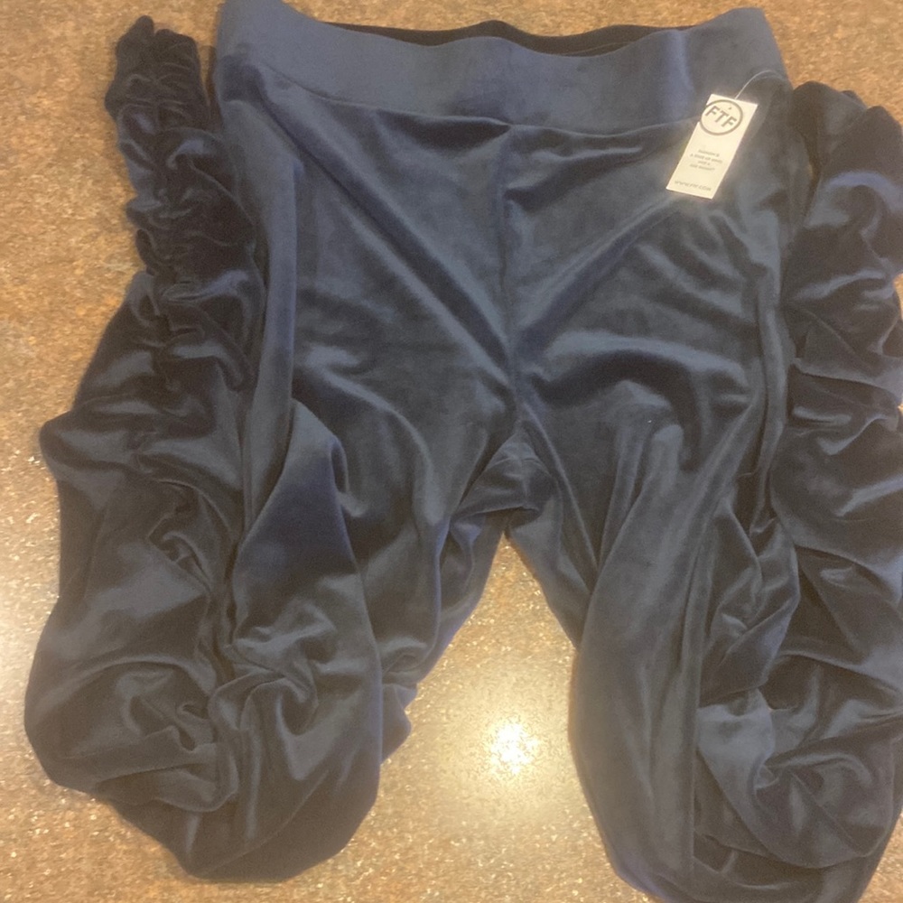 Fashion To Figure Women’s Velour Ruched Pants Size 2 (16-18)